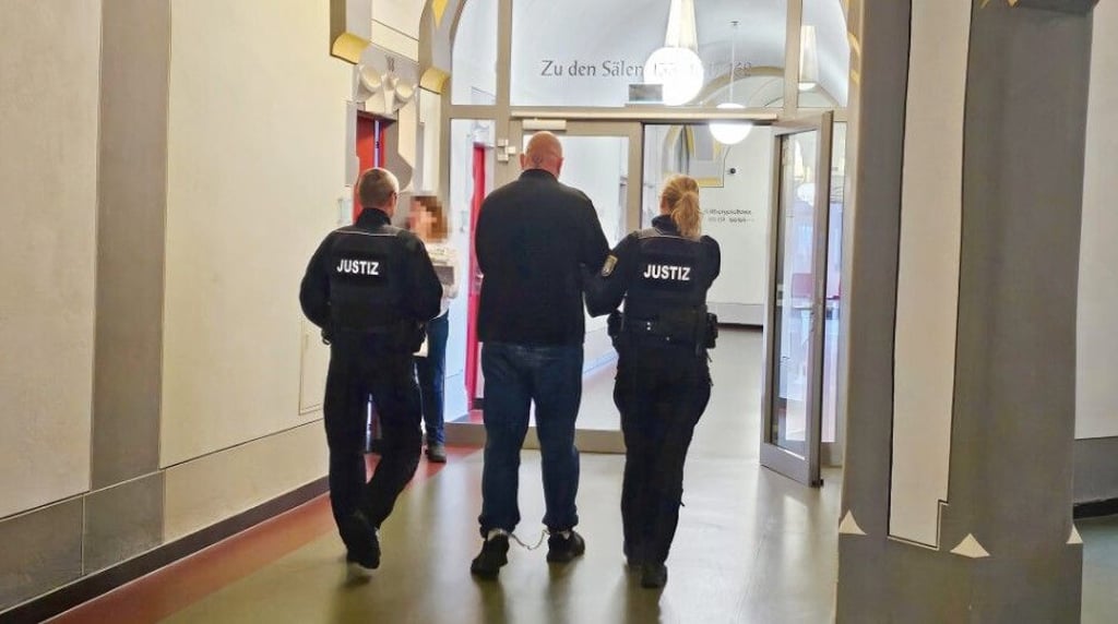 Der Angeklagte (M.) muss sich wegen verschiedenster Straftaten verantworten und ist bereits seit mehreren Monaten in Untersuchungshaft.