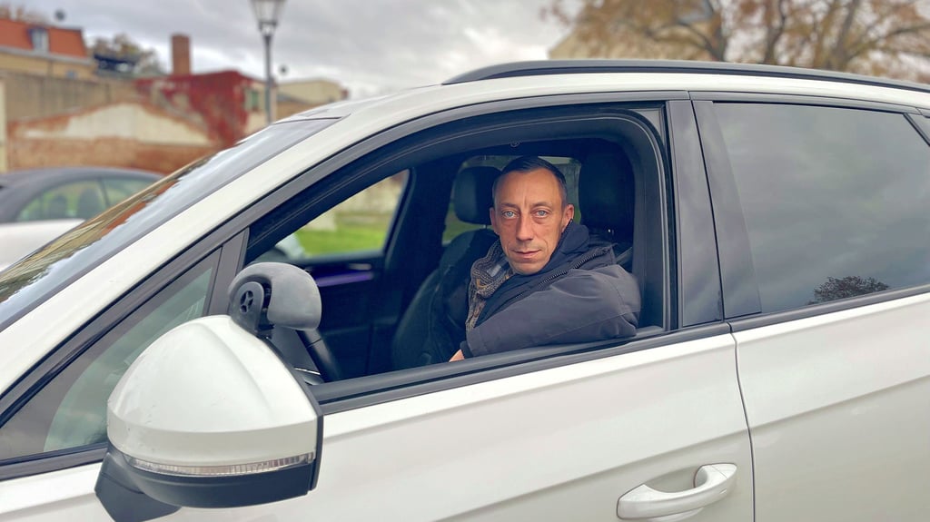 Der Bernburger Fahrlehrer Alexander Cichy betrachtet die geplanten Reformen zum Führerscheinerwerb kritisch.
