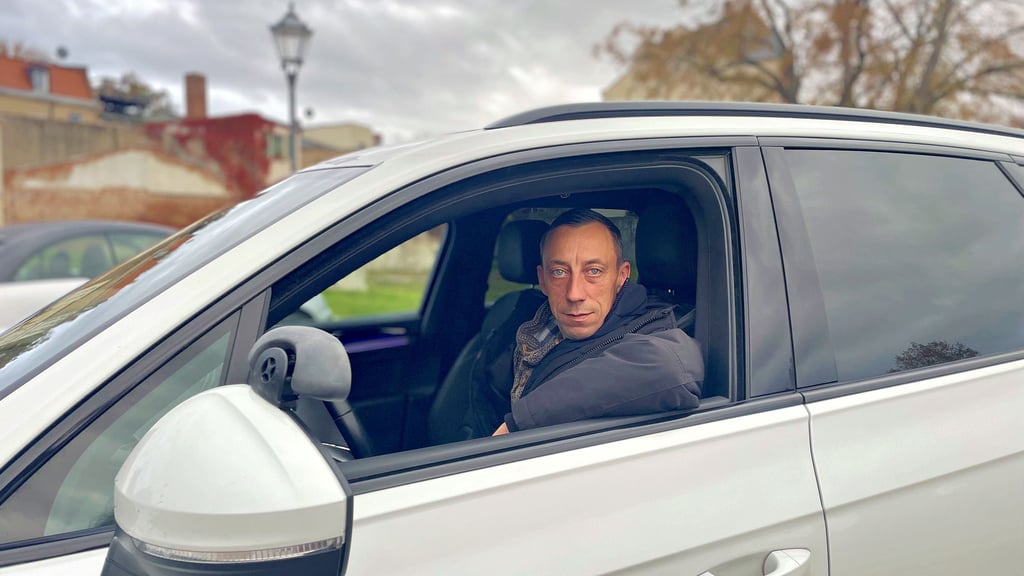 Der Bernburger Fahrlehrer Alexander Cichy betrachtet die geplanten Reformen zum Führerscheinerwerb kritisch.