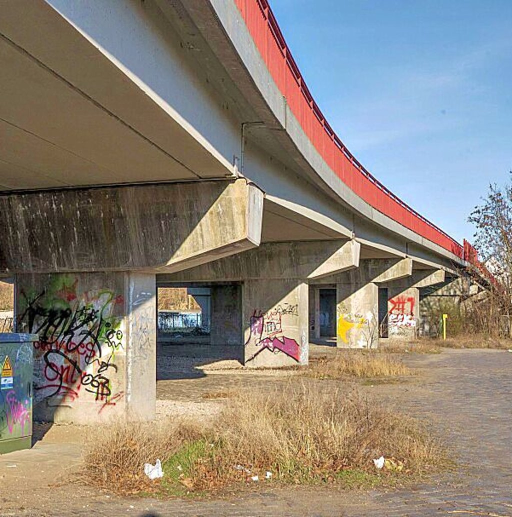 Blick unter die Brauereibrücke: Die Stadt plant eine Studie für einen Neubau.
