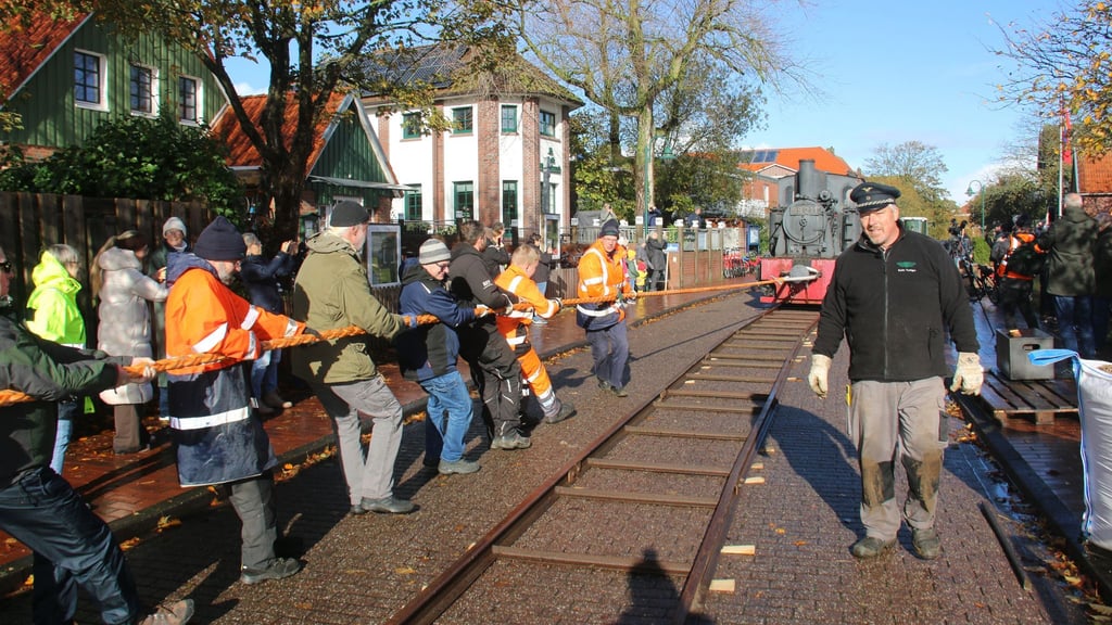 Für den ungewöhnlichen Transport durchs Inseldorf war Muskelkraft gefragt.