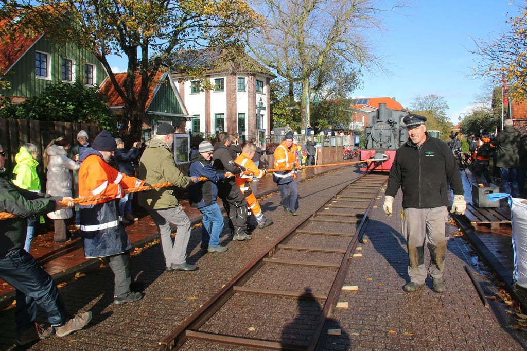 Für den ungewöhnlichen Transport durchs Inseldorf war Muskelkraft gefragt.