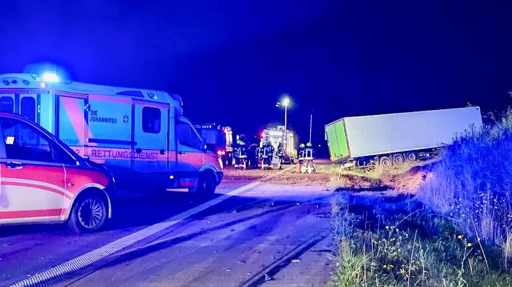 Der Lkw landete auf der A9 südlich von Dessau im Straßengraben.