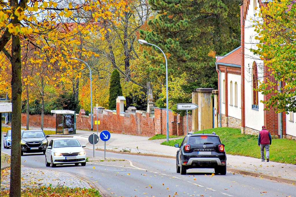 Bürger in Zeitz fordern einen sicheren Überweg am Michaelisfriedhof in der Gleinaer Straße. Die Stadt verspricht, sich des Problems anzunehmen.