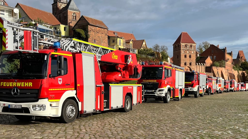 Einsatzfahrzeuge unterschiedlicher Größe und Funktion warten aufgereiht auf ihren „Test“.