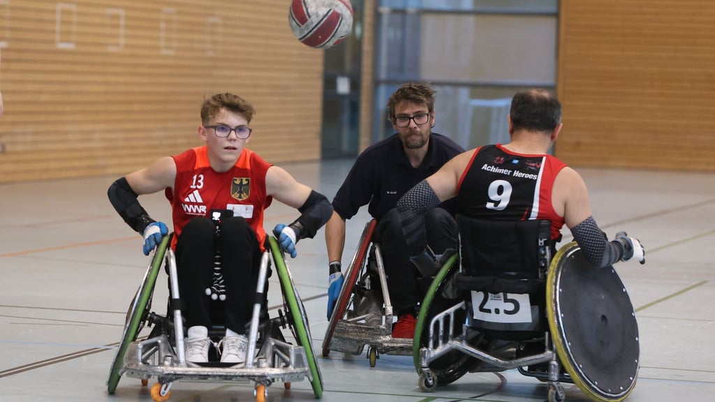 Der 15-jährige Jonte Küntzel (l) trainiert beim TSV Achim Rollstuhl-Rugby.