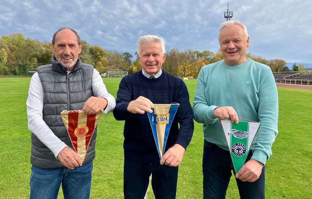 Präsentieren die Wimpel ihrer Vereine: Klaus Hoppe (Einheit Wernigerode, von links), Albrecht Enkelmann (Stahl Blankenburg) und Thomas Große (Stahl Thale).