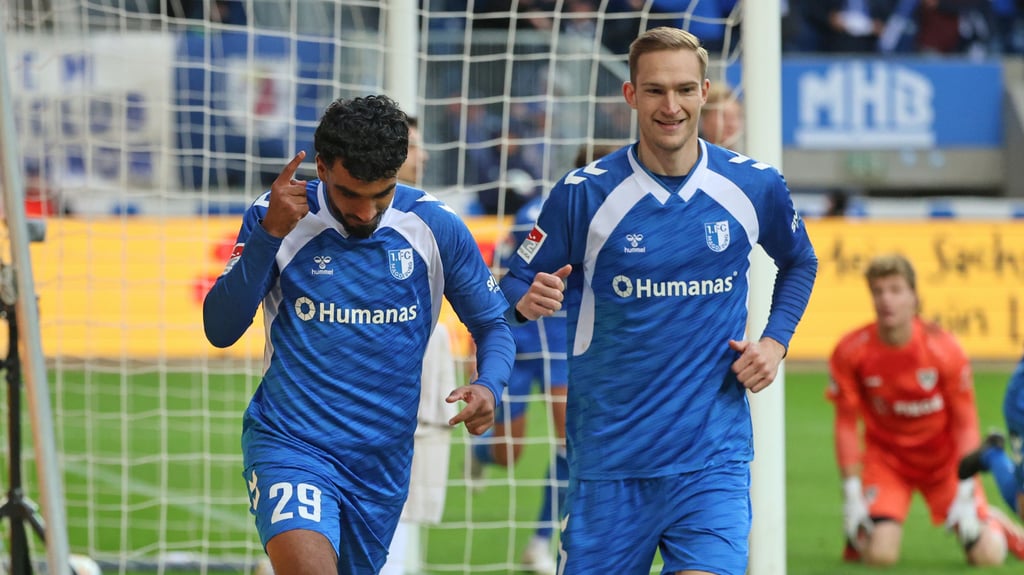 Rayan Ghrieb (links) und Maximilian Breunig haben den 1. FC Magdeburg gegen Preußen Münster erlöst.