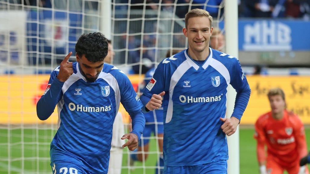 Rayan Ghrieb (links) und Maximilian Breunig haben den 1. FC Magdeburg gegen Preußen Münster erlöst.