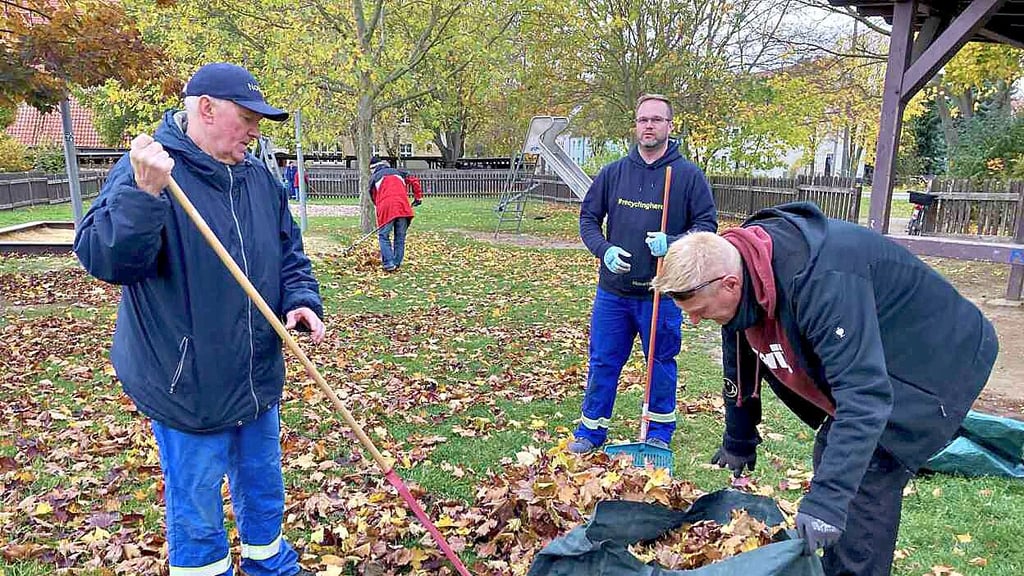 Ortsbürgermeister Rainer Heuwold, Dorfclub-Chef Robert Schmidt und Ratsmitglied Andreas Hampe (v.l.n.r.) helfen beim Herbstputz.
