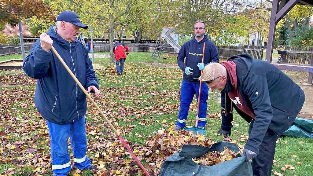 Ortsbürgermeister Rainer Heuwold, Dorfclub-Chef Robert Schmidt und Ratsmitglied Andreas Hampe (v.l.n.r.) helfen beim Herbstputz.