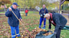Ortsbürgermeister Rainer Heuwold, Dorfclub-Chef Robert Schmidt und Ratsmitglied Andreas Hampe (v.l.n.r.) helfen beim Herbstputz.