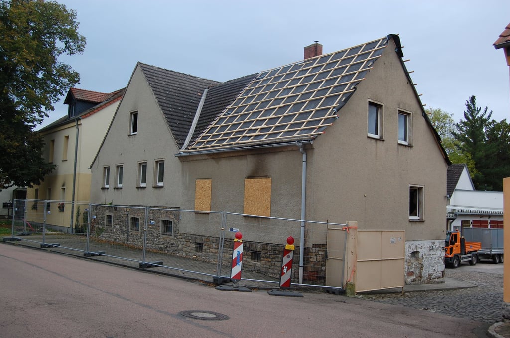 Vernagelte Fenster und ein notgesichertes Dach – so präsentiert sich das Nebengebäude des Lützener Bauhofs etwa vier Wochen nach dem Brand vom 23. September. Aussagen zur Zukunft des Gebäudes wird ein Versicherungsgutachter erst nach einer Beräumung machen können.