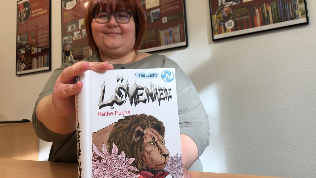 Julia Wittke mit dem ersten Teil ihres im Selbstverlag erschienenen Buchs "Löwenherz"