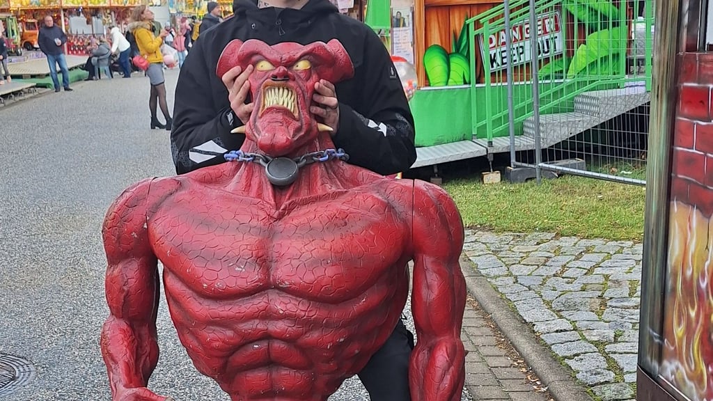 Diese Teufelsfigur wurde von der Geisterbahn gestohlen.