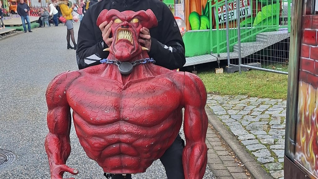 Diese Teufelsfigur wurde von der Geisterbahn gestohlen.