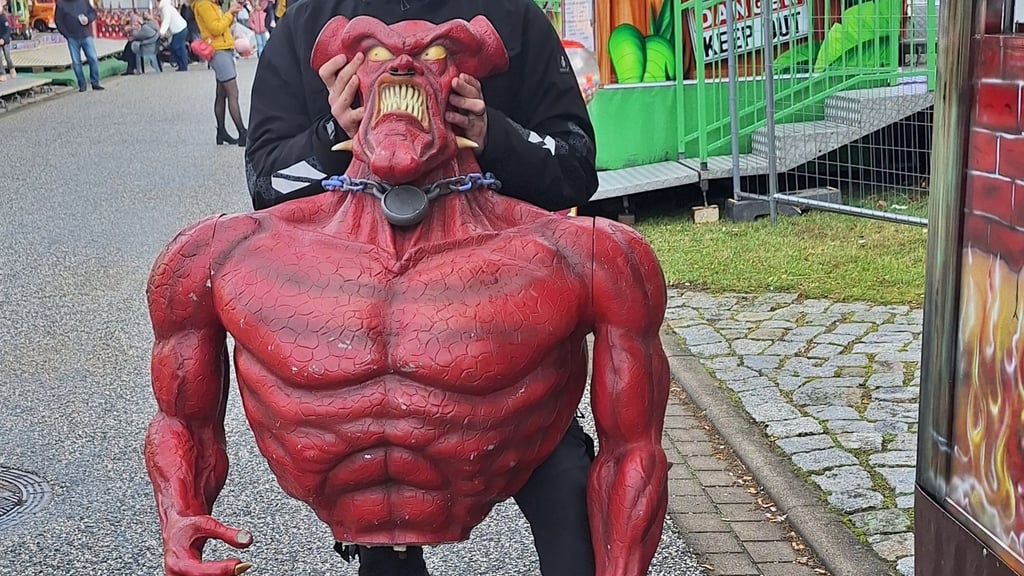 Diese Teufelsfigur wurde von der Geisterbahn gestohlen.