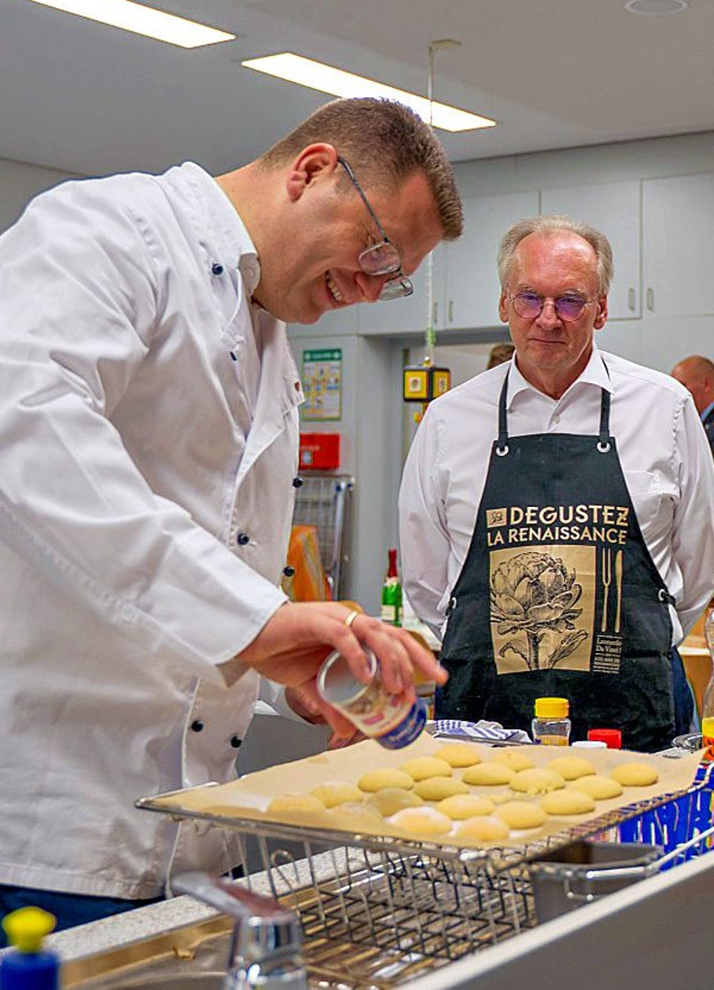 Landrat Tylsch (l.) und Ministerpräsident Haseloff am Blech