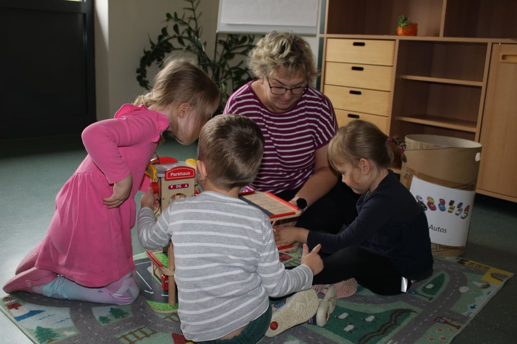 Annette Berlin und die Kinder im Kindergarten "kleiner Fuchs" sind die ersten im Landkreis, die mit der Methode arbeiten.