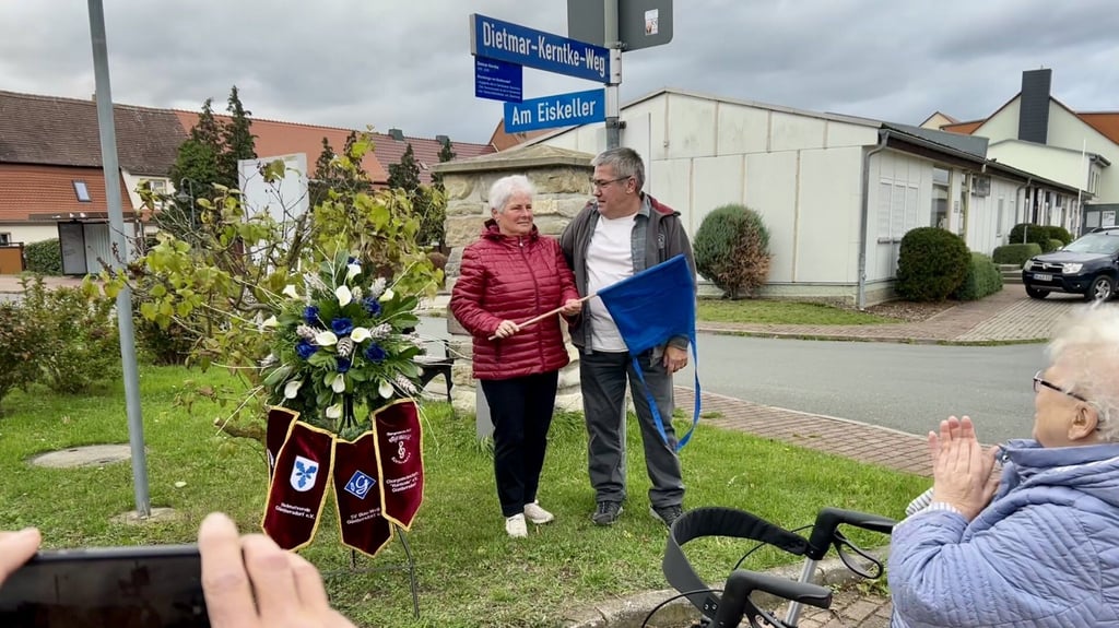 Die Kinder von Dietmar Kerntke enhüllten am nach ihrem Vater benannten Weg in Günthersdorf ein Erklärschild.