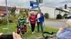Die Kinder von Dietmar Kerntke enhüllten am nach ihrem Vater benannten Weg in Günthersdorf ein Erklärschild.