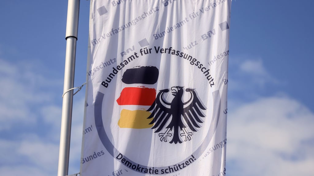 Der Verfassungsschutz hat die Aufgabe, die Demokratie zu schützen. Der Hauptsitz der Behörde ist in Köln. (Symbolbild)