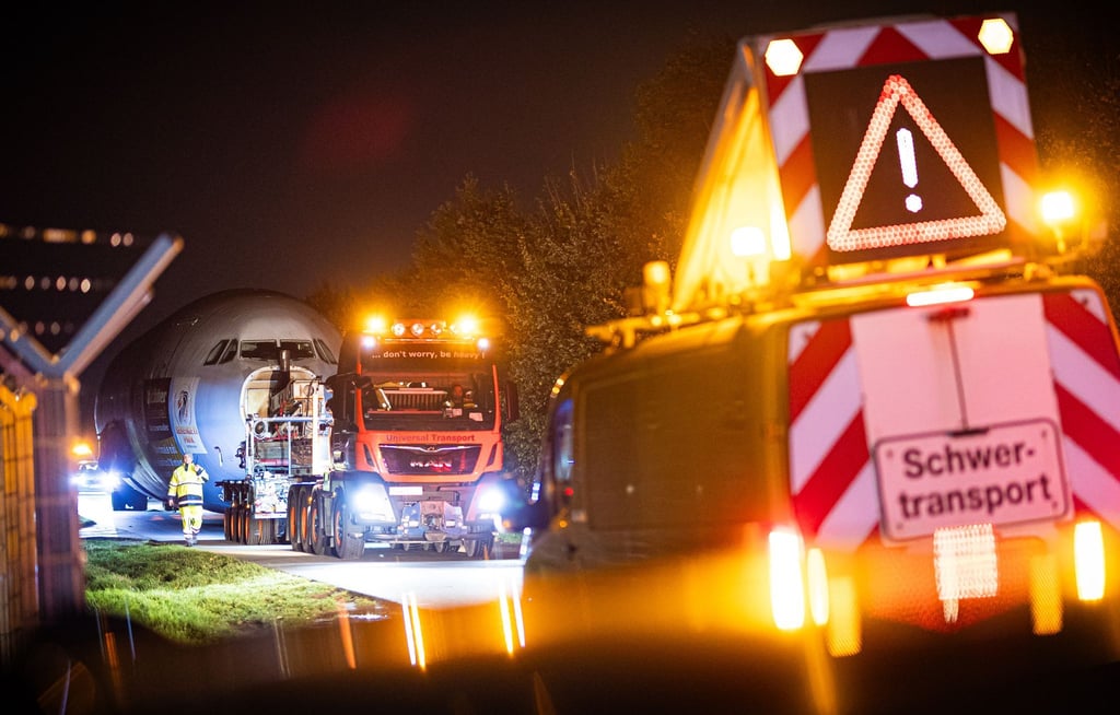 Der Rumpf des Airbus A310 wird über die Landstraße gezogen.