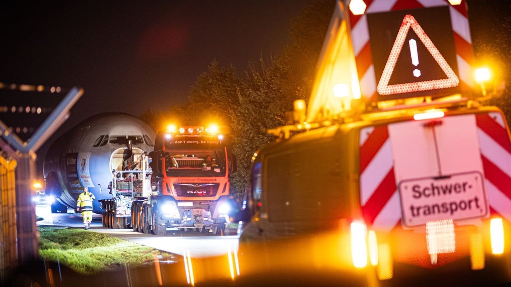 Der Rumpf des Airbus A310 wird über die Landstraße gezogen.
