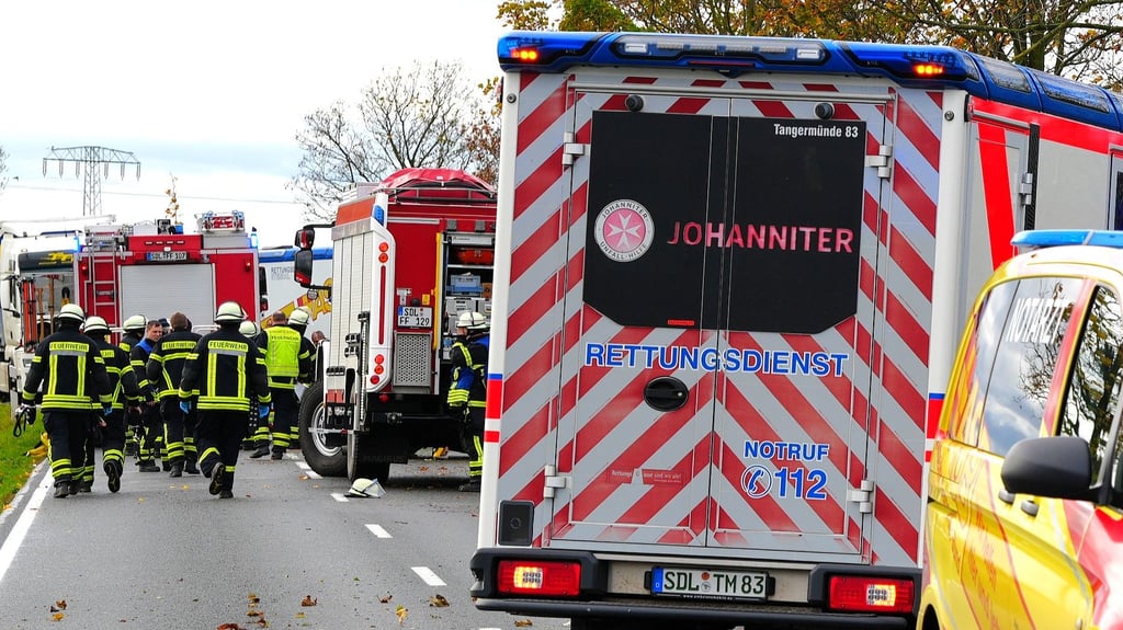 Einsatzkräfte der Freiwilligen Feuerwehr mussten am Montag, 27. Oktober bei einem Unfall zwischen Heeren und Elversdorf drei eingeklemmte Personen - darunter zwei Kinder - retten.