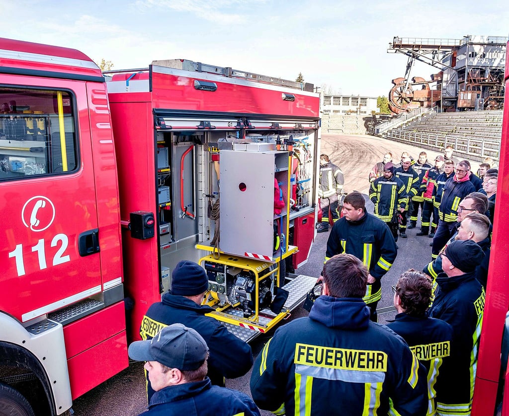 An den Fahrzeugen – hier an einem mittleren Löschfahrzeug – werden die Beladung und Geräte von den Besatzungen vorgestellt und erläutert.