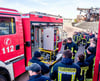 An den Fahrzeugen – hier an einem mittleren Löschfahrzeug – werden die Beladung und Geräte von den Besatzungen vorgestellt und erläutert.  
