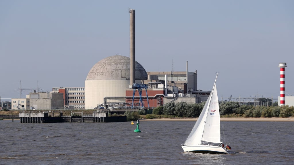 Das stillgelegte Kernkraftwerk Stade an der Elbe bei Stade wird mit einem Kunstprojekt verabschiedet.
