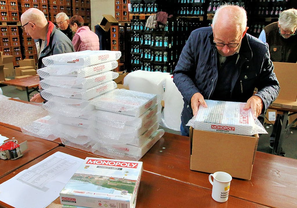 Die Monopoly-Sonderedition  wird im Lager der Saga GmbH Getränke-Fachgroßhandel von ehrenamtlichen Helfern des Lions Clubs  umverpackt.