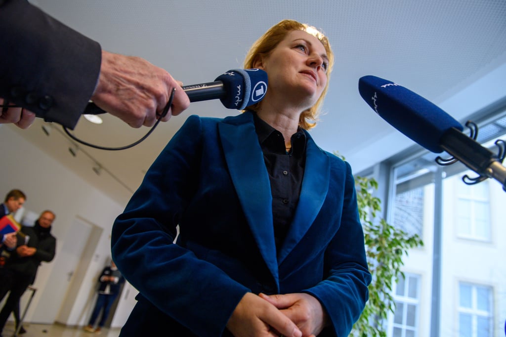 Unter Vorsitz von Karin Tschernich-Weiske (CDU) bohrte der Untersuchungsausschuss am Montag bei Behördenvertretern nach.