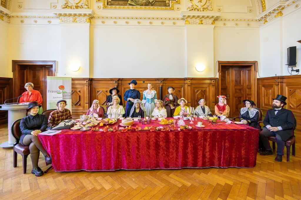 Der Festsaal im Stadthaus Halle: an diesem Tag fast ohne Männer. Beim Jubiläum der FrauenOrte feierten Frauen aus ganz Sachsen-Anhalt.