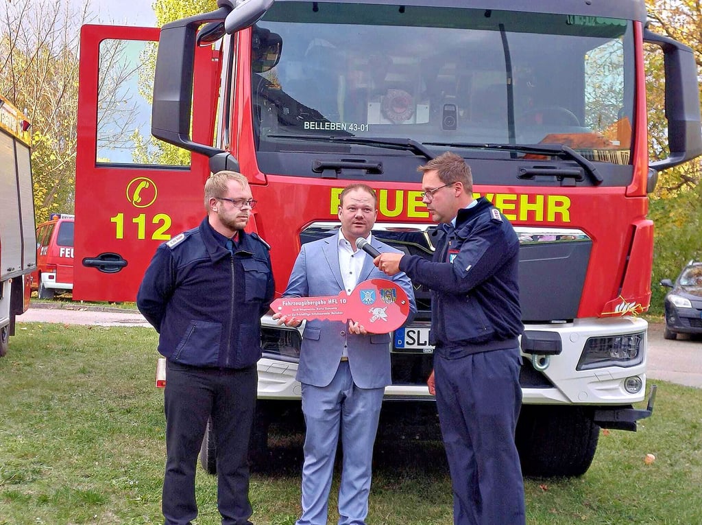 Die Bellebener Retter bekamen von Könnerns Bürgermeister Martin Zbyszewski (Mitte) den symbolischen Schlüssel für das neue Feuerwehrfahrzeug überreicht.