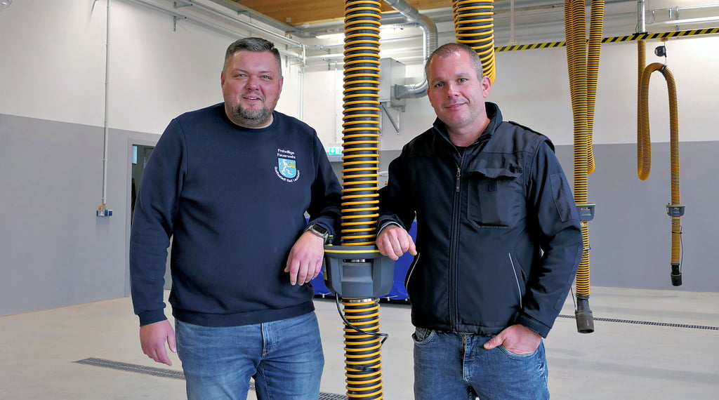 Die Fahrzeuge passen in die neue Garage, versichern Stadtwehrleiter Stefan Thielmann und Ortswehrleiter Daniel Schäfer (r.).