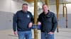 Die Fahrzeuge passen in die neue Garage, versichern Stadtwehrleiter Stefan Thielmann und Ortswehrleiter Daniel Schäfer (r.). 