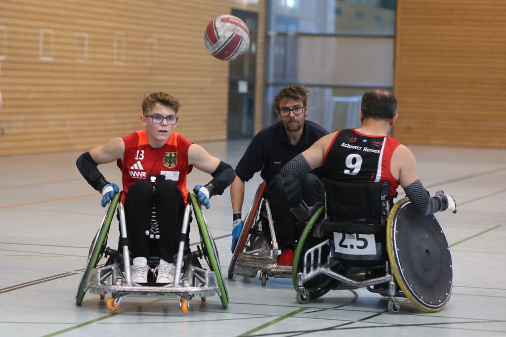 Der 15-jährige Jonte Küntzel (l) trainiert beim TSV Achim Rollstuhl-Rugby.