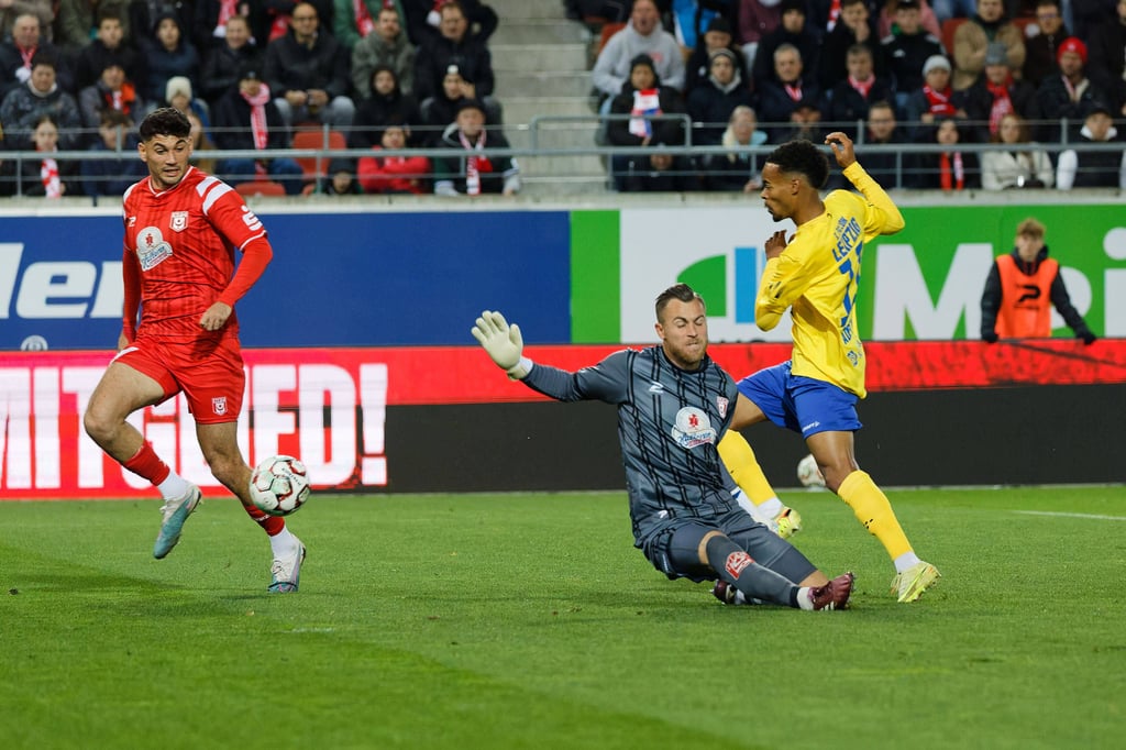 Ayodele Adetula (r.) bestrafte die Fehler des HFC mehrfach.