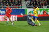 Ayodele Adetula (r.) bestrafte die Fehler des HFC mehrfach. 