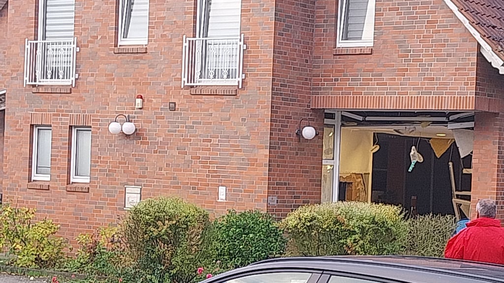 Am Gebäude, in dem sich die gesprengte Spakrassenfiliale in Vöpke befand, ist ein hoher Schaden entstanden.