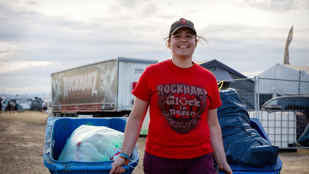 Freiwillige Helfer sammeln beim Rockharz-Festival in Ballenstedt Pfanddosen ein. Der Erlös wird für soziale Projekte gespendet.