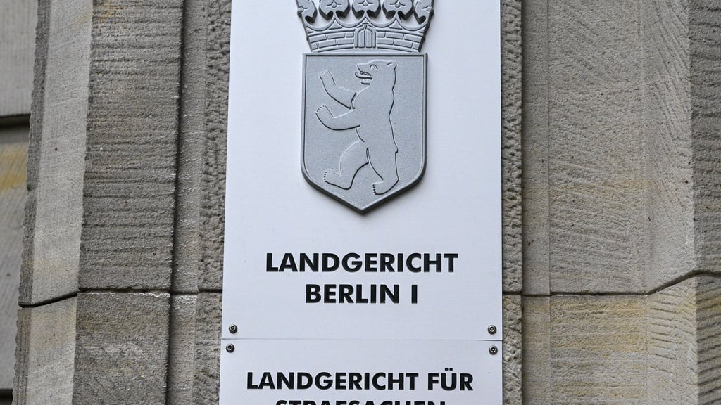 Rund sieben Monate nach Schüssen auf einer Gruppe von Männern in Berlin-Reinickendorf steht ein 37-Jähriger vor Gericht. (Symbolbild)