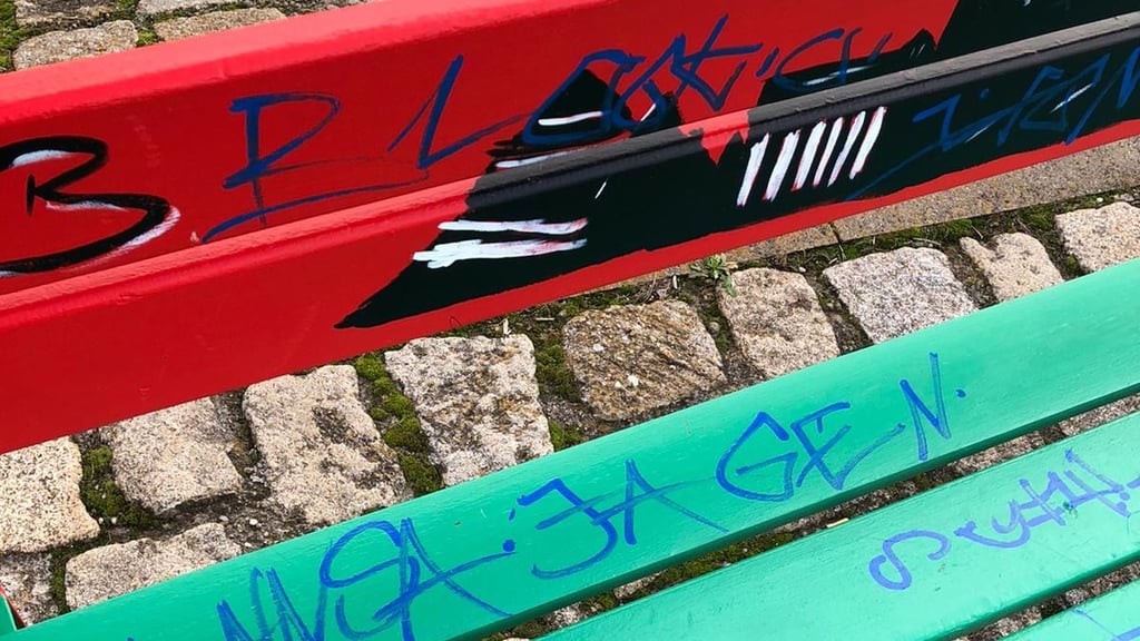 Erst verziert, dann beschmiert: Die aufgepeppten Bänke an der Elbe in Westerhüsen sind Opfer von Schmierereien geworden. Sie werden alsbald abgebaut.