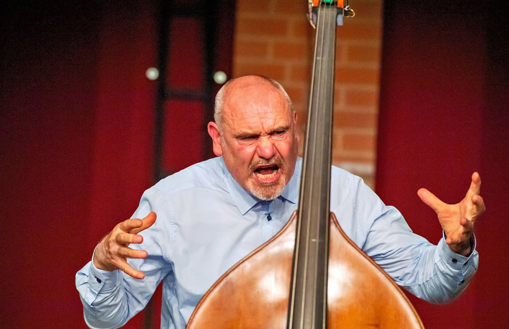 Zum aus der Haut fahren: Der Berufskontrabassist (Markus Fennert) lässt seinen Emotionen freien Lauf.
