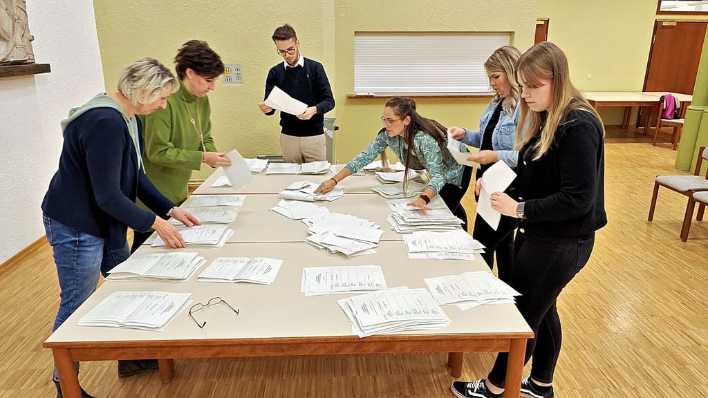 Nach gut einer Stunde waren die Wahlhelfer – wie hier das Team im Rathaus – mit der Auszählung der Stimmzettel in den zwölf Wahllokalen durch.