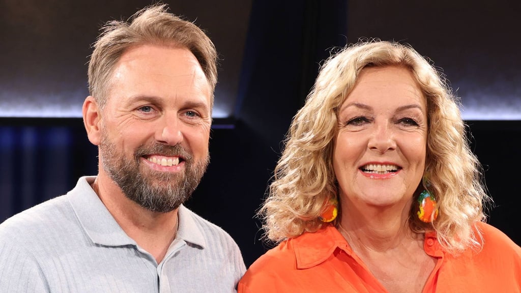 Steven Gätjen und Bettina Tietjen sind am Freitag, dem 31. Oktober, die Gastgeber der "NDR Talk Show".