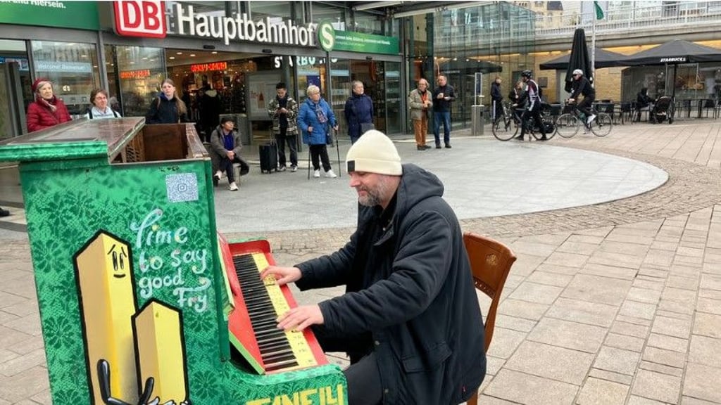 Brachte Passanten dazu, seiner Musik zu lauschen: Andy Wagner spielt auf dem Bahnhofvorplatz Halles erstes öffentliches Klavier.