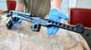 Die Polizei präsentierte sichergestellte Waffen.